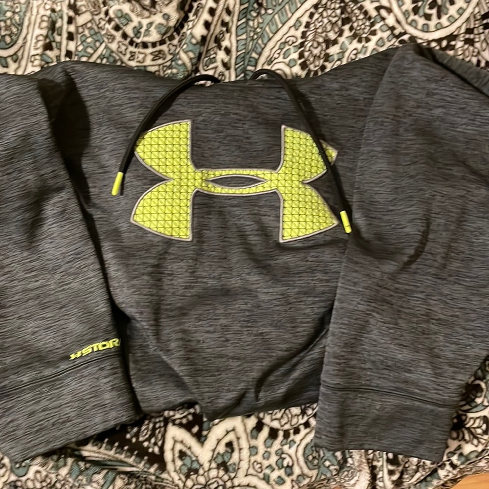 Men’s Under armor sweatshirt